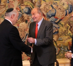 Su Majestad el Rey recibe el saludo del vicepresidente ejecutivo de la Conferencia de Presidentes de Organizaciones Judías de EE.UU., Malcolm Hoenlein